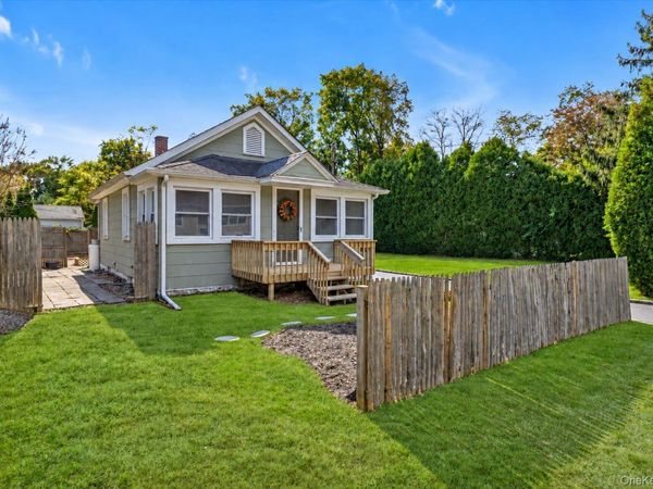 8 Rockne Street , Huntington, NY 11743