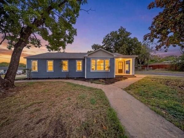 610 N Shawnee Street , Ennis, TX 75119