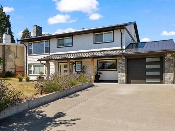 34 McLean St , Campbell River, BC V9W 2L9