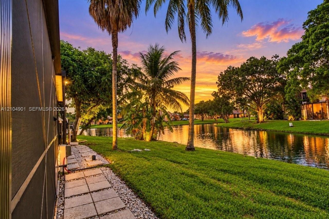 8979 Palm Tree Ln, Unit 8979, Pembroke Pines, FL 33024 Photo