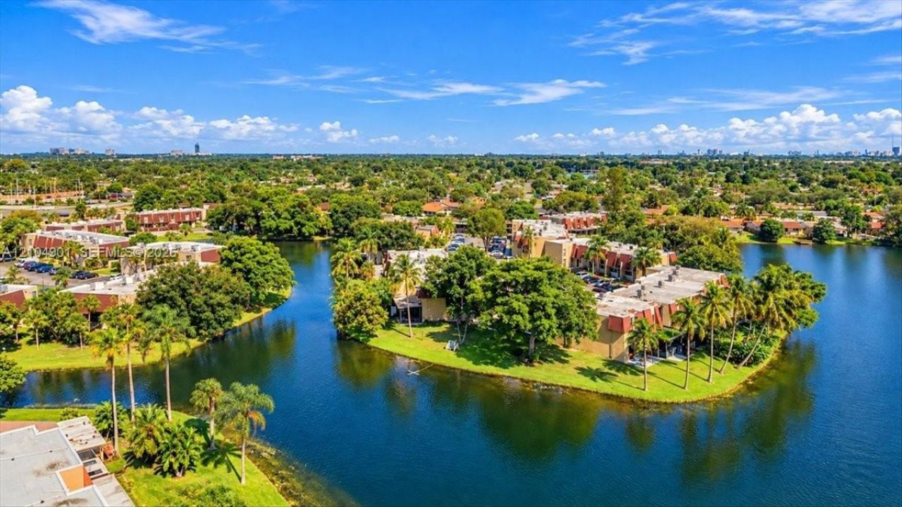 8979 Palm Tree Ln, Unit 8979, Pembroke Pines, FL 33024 Photo