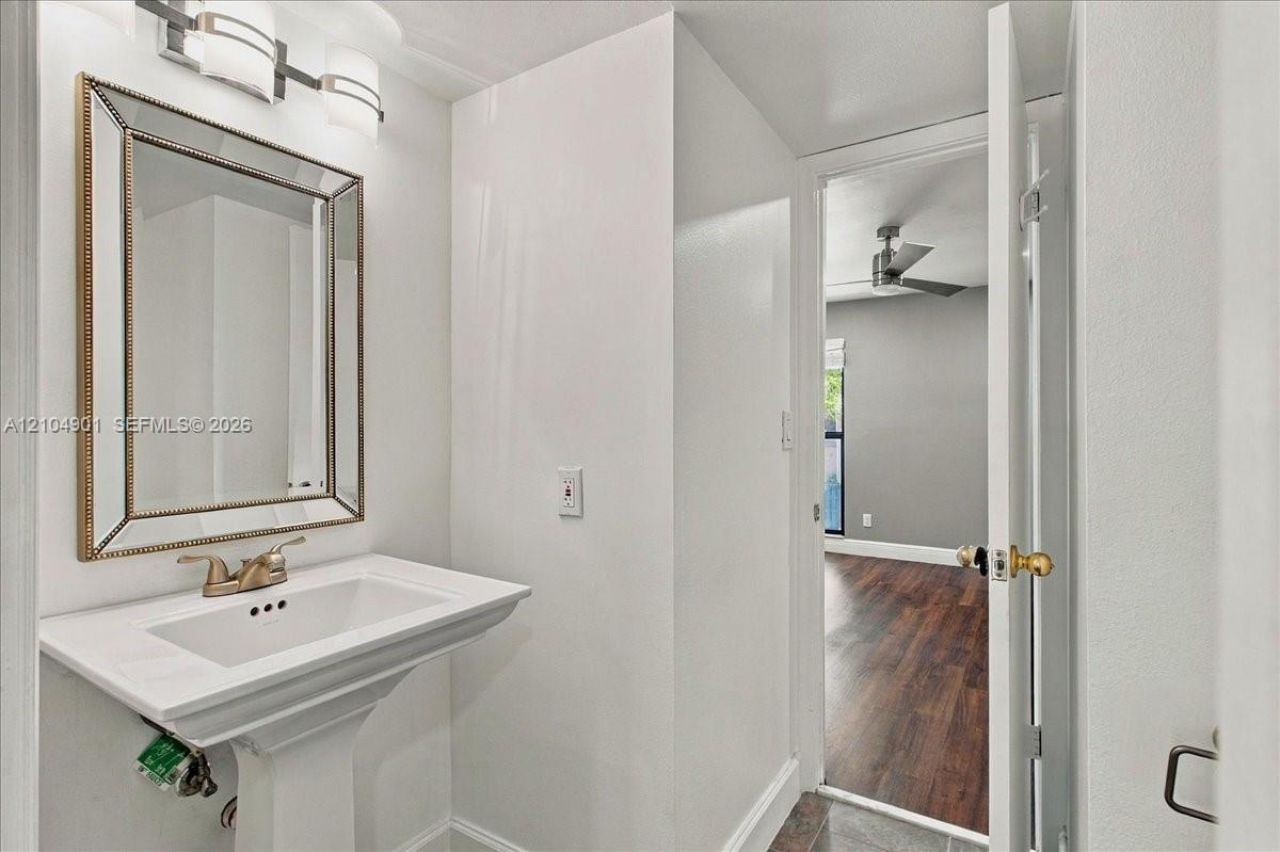 8979 Palm Tree Ln, Unit 8979, Pembroke Pines, FL 33024 Photo
