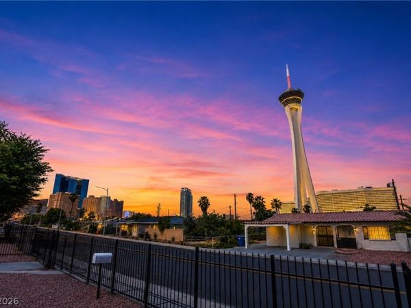 2101 Santa Paula Drive , Las Vegas, NV 89104
