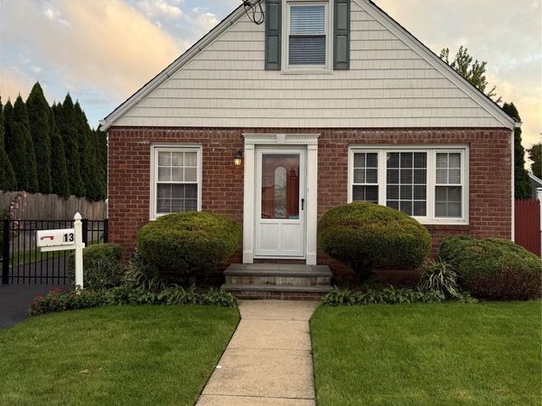 13 Gerald Avenue , Hicksville, NY 11801