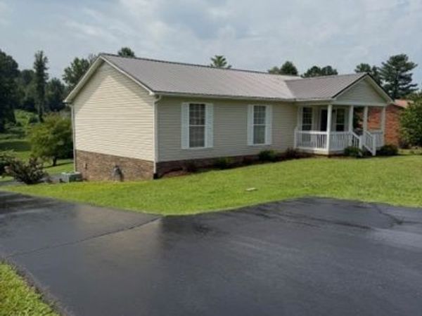 208 Valley St , Sparta, TN 38583