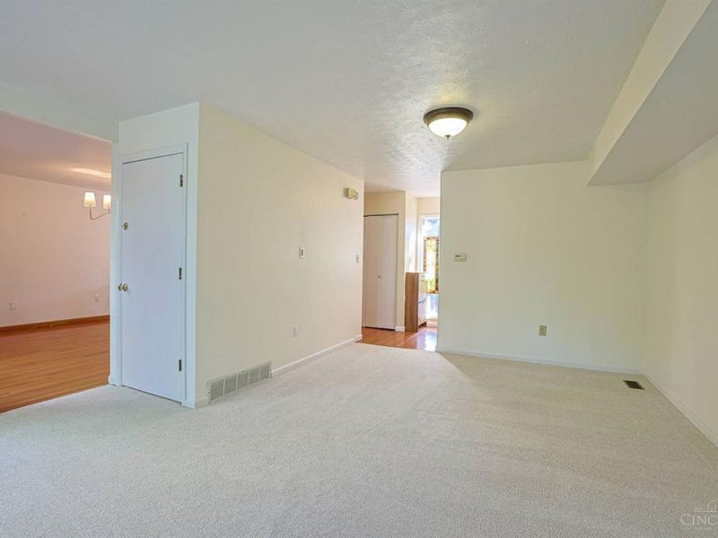 9957 Timbers Drive, Blue Ash, OH 45242 Photo 8