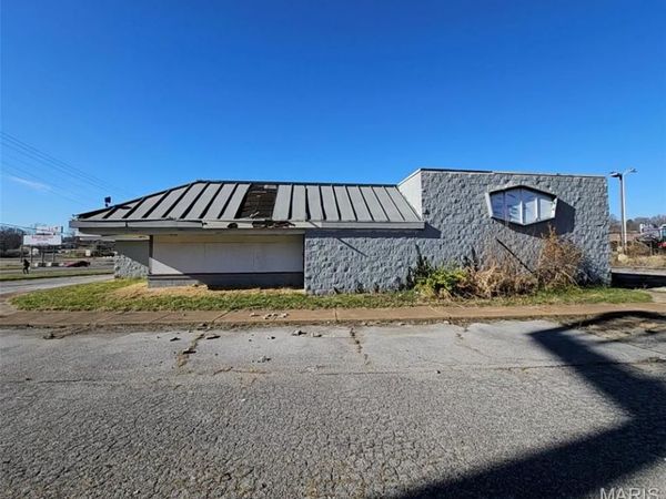 2595 chambers , Moline Acres, MO 63136
