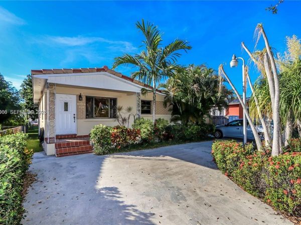 868 W 34th St , Hialeah, FL 33012
