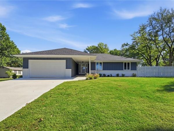 201 SE Westwind Drive, Lee's Summit, MO 64063