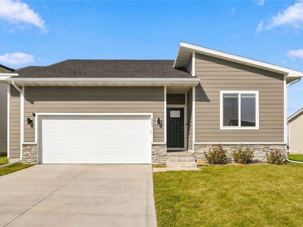 425 NW Compass Avenue, Waukee, IA 50263
