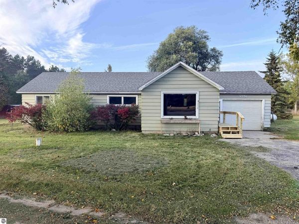4774 16 Road W, Mesick, MI 49668