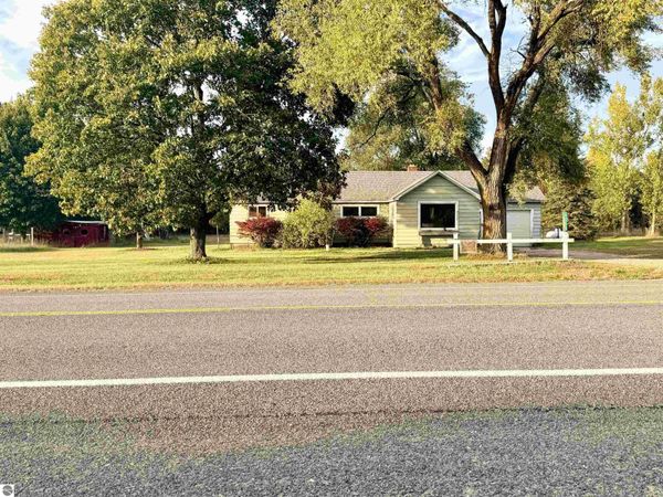 4774 16 Road W, Mesick, MI 49668