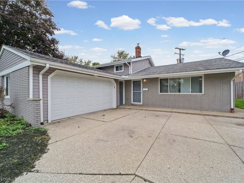 25090 Arlington Lane, North Olmsted, OH 44070 Photo 2