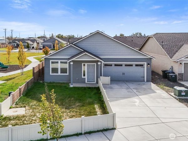 1009 W Maple Drive, Moses Lake, WA 98837
