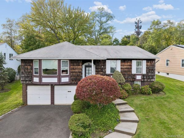 53 Carriage Road , Roslyn, NY 11576