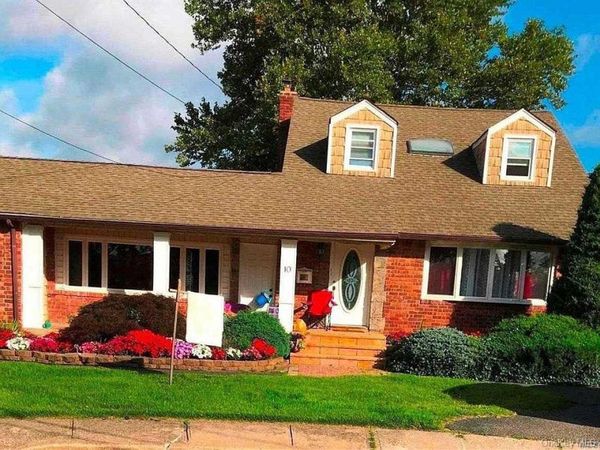 10 Victor Court , Hicksville, NY 11801