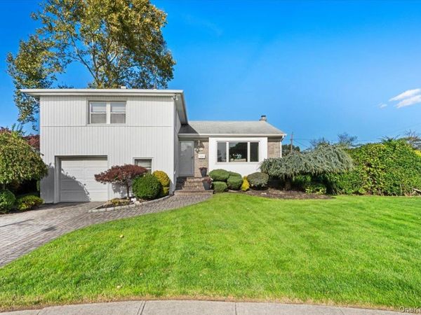 8 Temme Court , Plainview, NY 11803