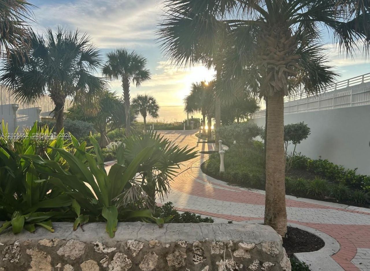 345 Ocean Dr, Unit 325, Miami Beach, FL 33139 Photo