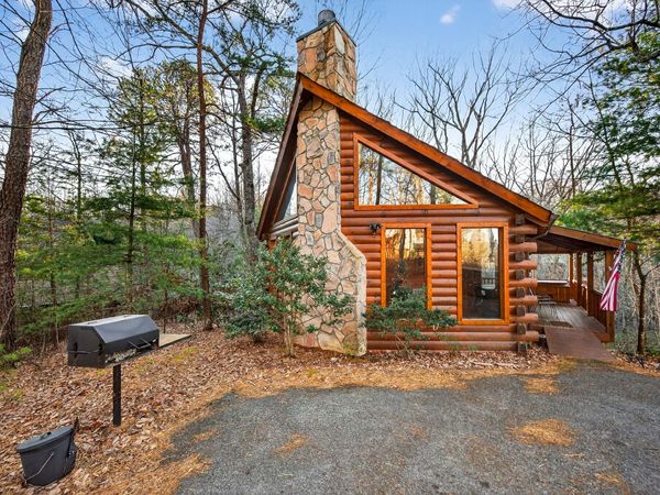 2332 Raymond Hollow Rd , Sevierville, TN 37876