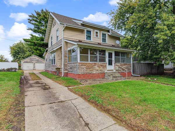 912 N 4th Avenue E, Newton, IA 50208