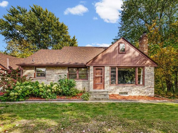 609 Silver Lake Road NW, New Brighton, MN 55112