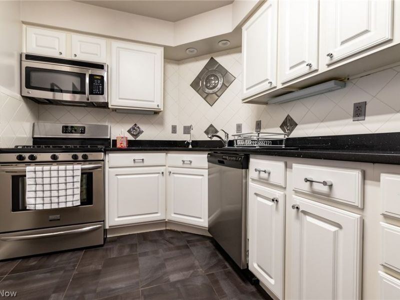 2202 Acacia Park Drive, Unit 2220, Lyndhurst, OH 44124 Photo 10