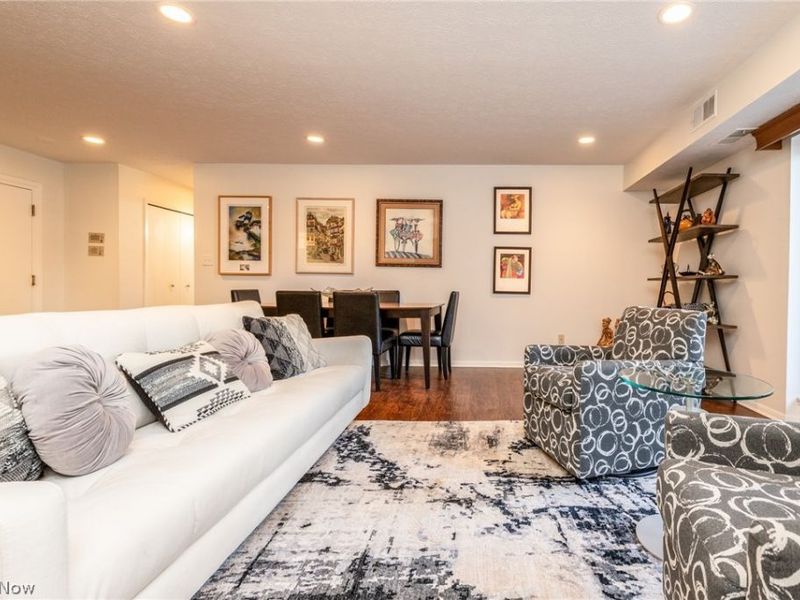 2202 Acacia Park Drive, Unit 2220, Lyndhurst, OH 44124 Photo 5