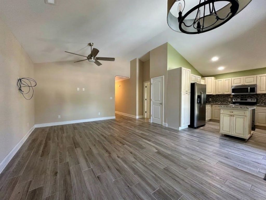 870 Brenda Pl. Photo 4