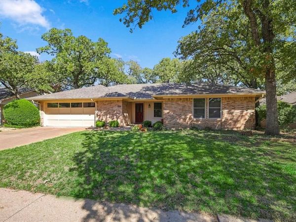 212 Heneretta Drive, Hurst, TX 76054