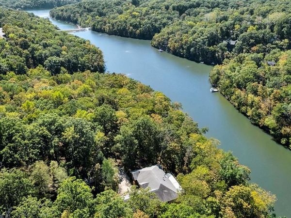 106 N Kings Road , Lake Sherwood, MO 63357