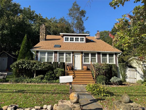 7 Warner Avenue , Roslyn Heights, NY 11577