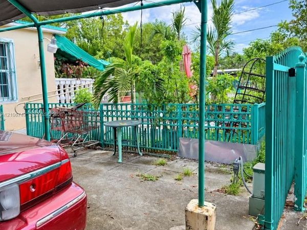 250 NW 38th Ct , Miami, FL 33126