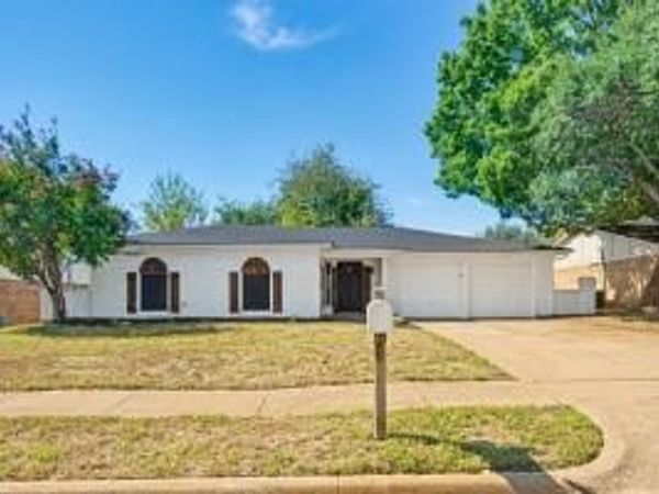 709 Charlyne Drive , Burleson, TX 76028