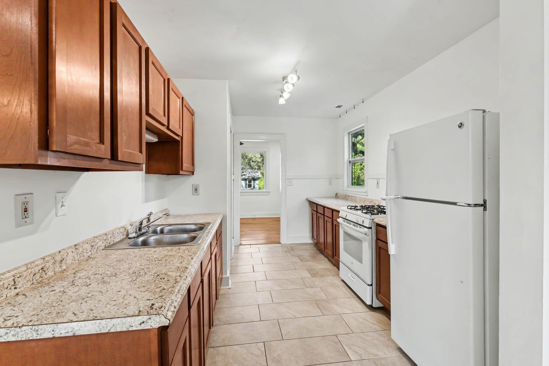 2663 Olympia Avenue Photo 7
