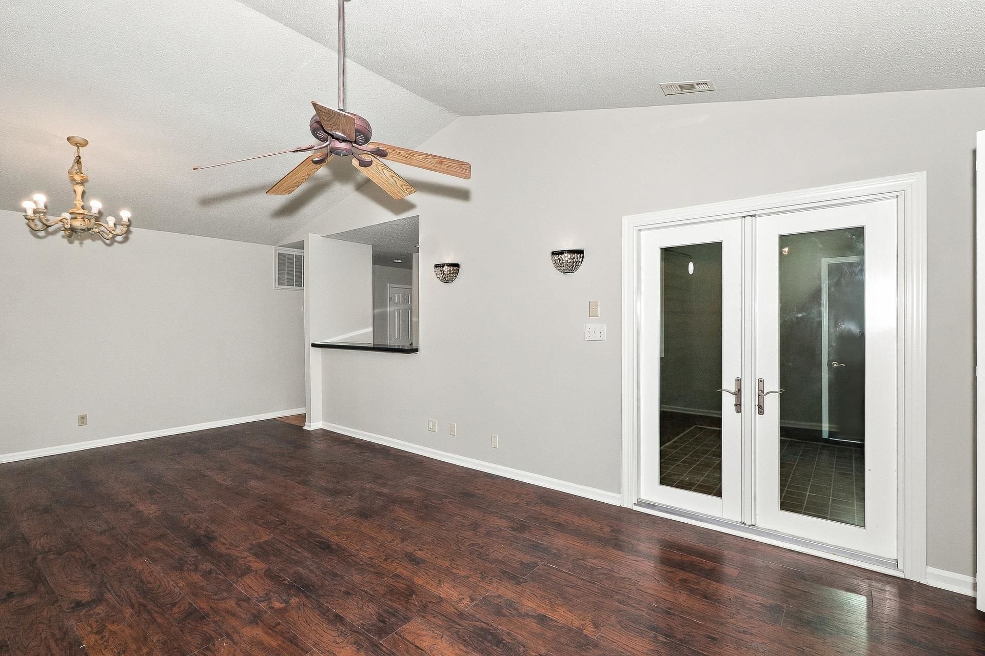 305 Indian Wells Ct. Photo 6