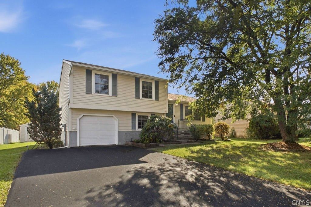 7393 Oakpost Road , Liverpool, NY 13088 Main Photo