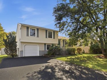 7393 Oakpost Road , Liverpool, NY 13088