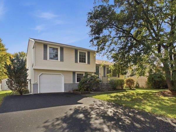 7393 Oakpost Road, Liverpool, NY 13088