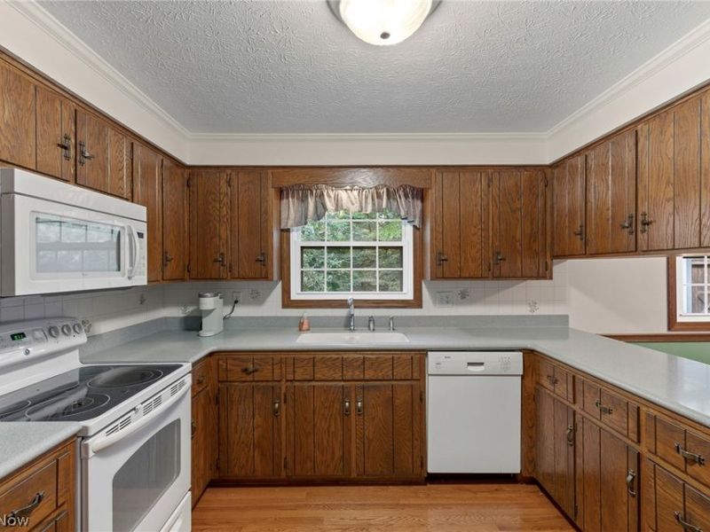 5727 Eastview Street, Louisville, OH 44641 Photo 13