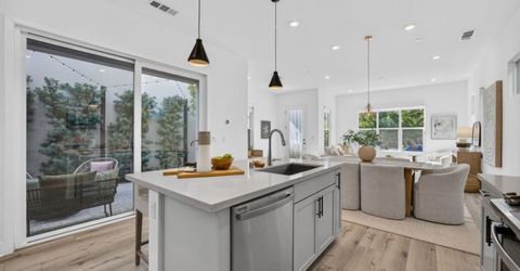 17 Fischbacher St, Sacramento, CA 95816 Photo