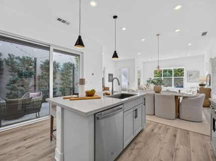 17 Fischbacher St, Sacramento, CA 95816 Photo