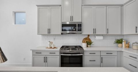 17 Fischbacher St, Sacramento, CA 95816 Photo