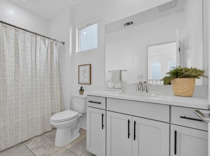 17 Fischbacher St, Sacramento, CA 95816 Photo