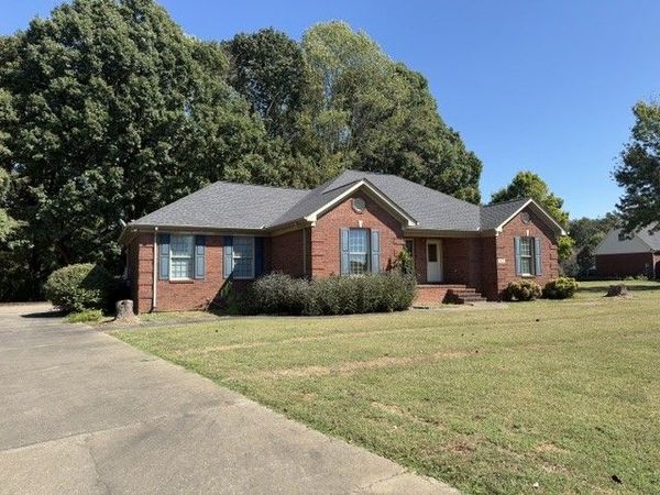 427 Bridlewood Dr , Fayetteville, TN 37334