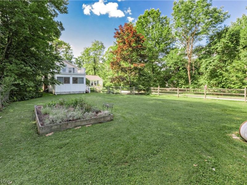 15879 Hemlock Road, Chagrin Falls, OH 44022 Photo 3