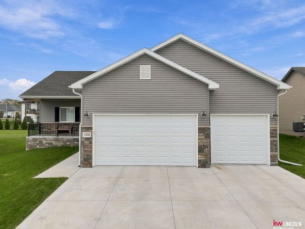 1206 Kantor Lane, Hickman, NE 68372
