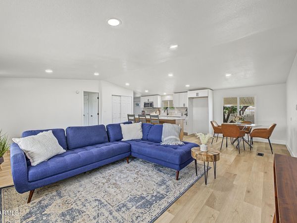 2843 E PIUTE Avenue, Phoenix, AZ 85050