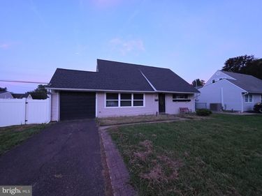 36 KINGWOOD LANE, LEVITTOWN, PA 19055