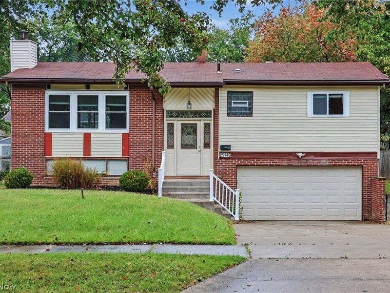 25146 Antler Drive, North Olmsted, OH 44070 Photo 2