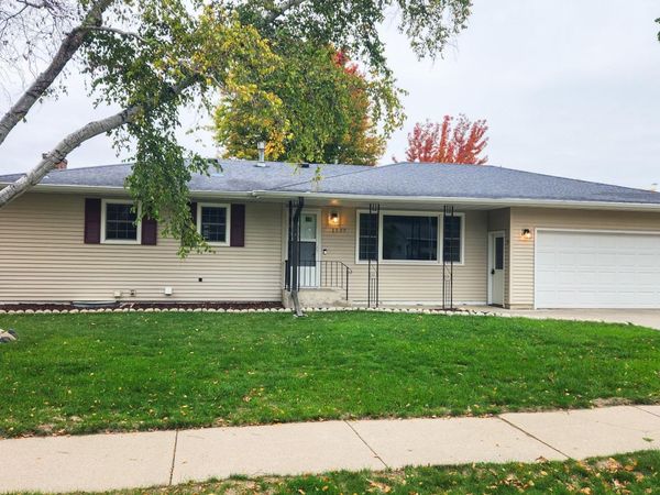 1537 22nd Avenue S, Fargo, ND 58103